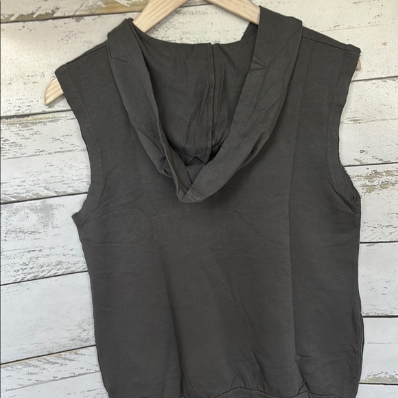 NWT Gray Sleeveless Muscle Tee w hood
Eco friendly Ladies - Picture 7 of 8
